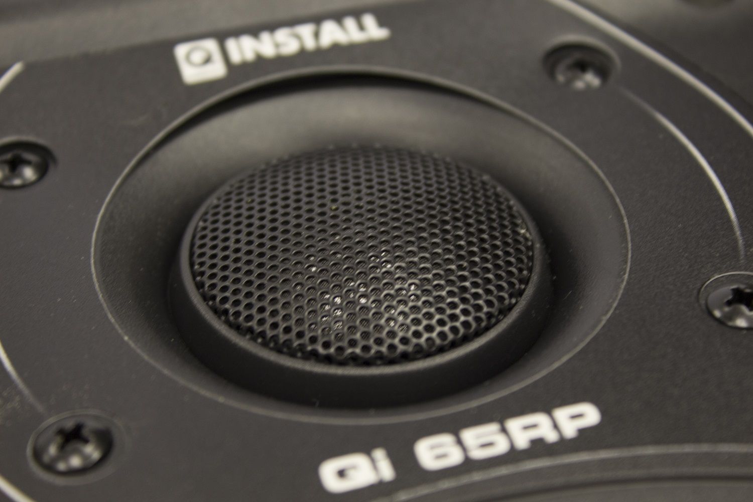 Almost invisible after installation thanks to a thin protective grille and a narrow edge
