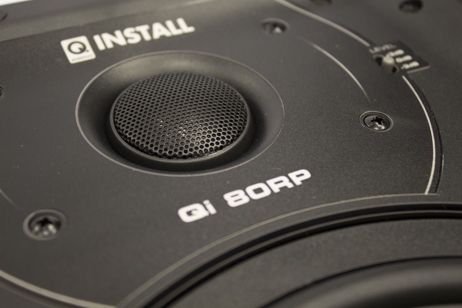 Almost invisible after installation thanks to a thin protective grille and a narrow edge